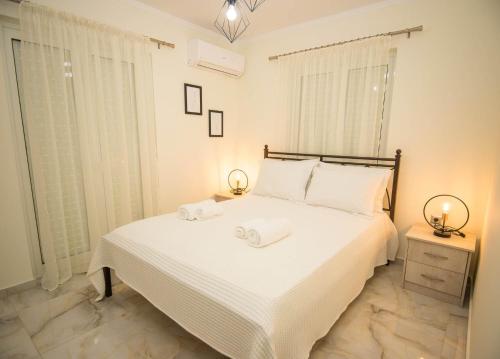 波多河丽Villa Amare的卧室配有带毛巾的大型白色床