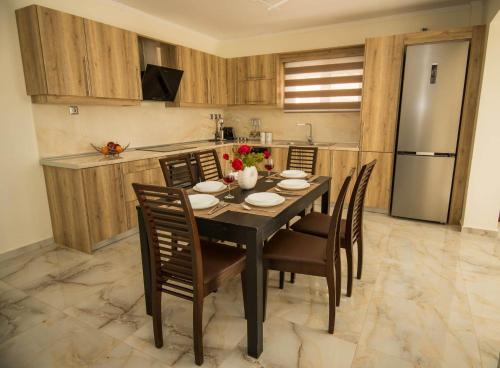 波多河丽Villa Amare的厨房配有桌椅和冰箱。
