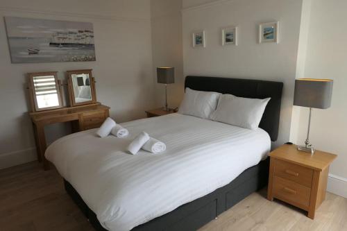 托基Spacious first floor family flat, Sea view的一间卧室配有一张大床和两个枕头