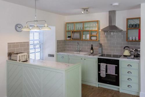 新盖洛韦Skerrow的厨房配有蓝色橱柜和台面