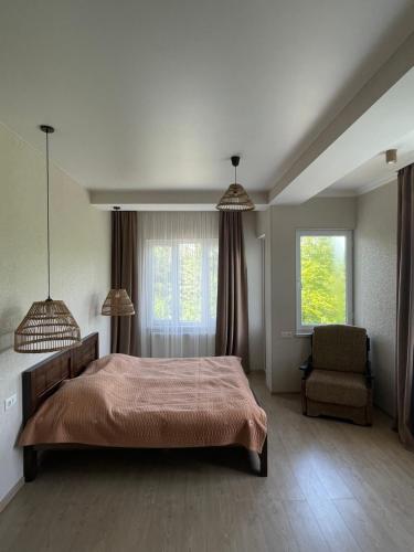 VaniZaali's wine cellar的卧室配有床、椅子和窗户。