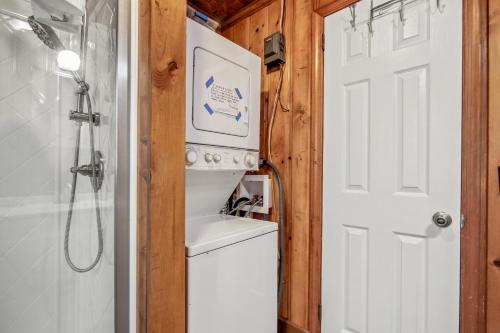 默特尔比奇House 314的隔壁的浴室设有洗衣机和烘干机