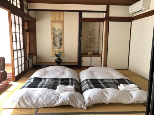 佐贺市Ogi - House - Vacation STAY 33925v的一间带两张床的卧室,位于带窗户的房间内