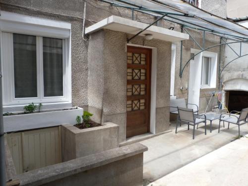 维耶尔宗Appartement T.2 - Parking -Gratuit的庭院设有木门和桌椅。