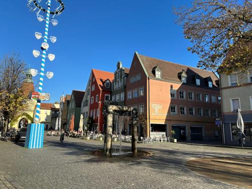 魏登Eigentumswohnung Altstadt Weiden的阳光明媚的日子里,城市街道上布满建筑