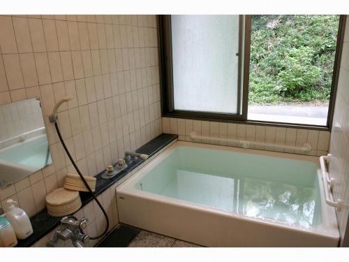 三朝町Blancart Misasa - Vacation STAY 14624v的带浴缸的浴室和窗户