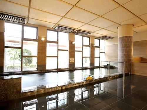 三朝町Blancart Misasa - Vacation STAY 14628v的大型客房设有带窗户的游泳池