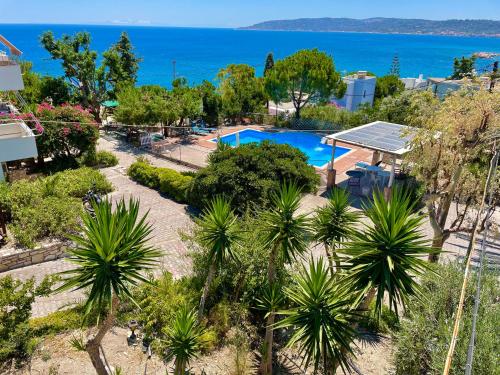 巴拉利亚-阿亚斯弗坦恩Vasilikos Apartments的享有带游泳池的度假村的空中景致