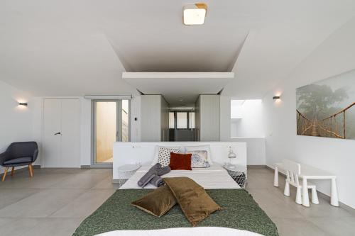 贝纳尔马德纳Benalmadena Penthouse Bliss的白色的客厅配有沙发和桌子