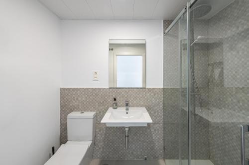 贝纳尔马德纳Benalmadena Penthouse Bliss的浴室配有卫生间、盥洗盆和淋浴。