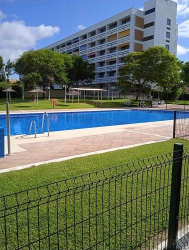 马塔拉斯卡尼亚斯Estudio Taupe的游泳池前的围栏,带建筑物