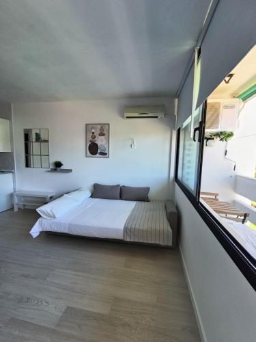 马塔拉斯卡尼亚斯Estudio Taupe的一间卧室设有一张床和一个大窗户
