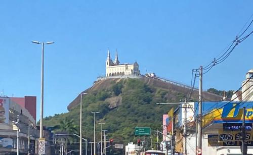 里约热内卢KITNET MOBILIADA - PENHA的山顶上的建筑,上面有房子