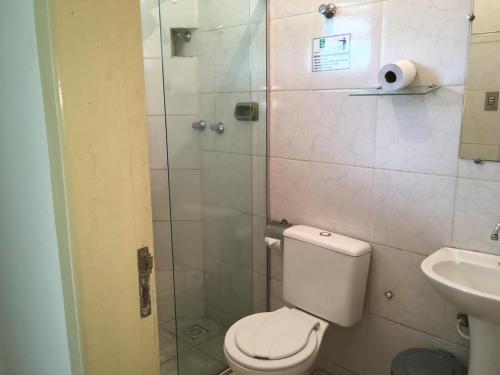 欧鲁布兰科Hostel Rotor的带淋浴、卫生间和盥洗盆的浴室