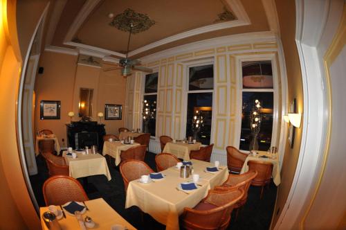 米德尔堡美岸经济型酒店的一间设有白色桌椅的用餐室