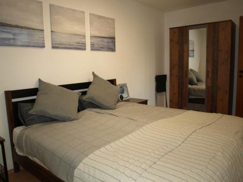 Klein-WinternheimApartment "Lavendel Garten"的一间卧室配有一张大床和两个枕头