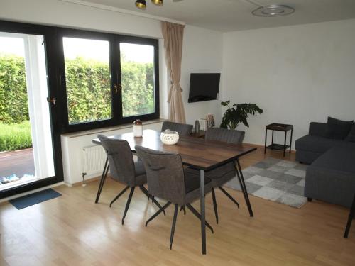 Klein-WinternheimApartment "Lavendel Garten"的客厅配有木桌和椅子