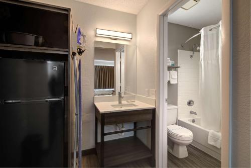 大章克申Studio 6 Grand Junction, CO的浴室配有盥洗盆、卫生间和浴缸。