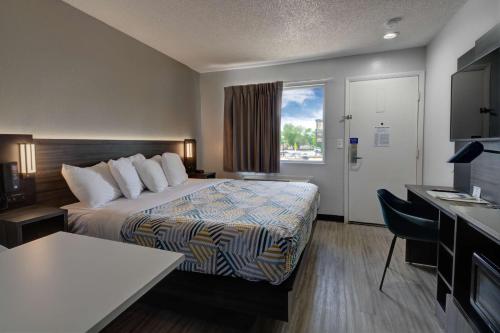 大章克申Studio 6 Grand Junction, CO的酒店客房设有床和窗户。