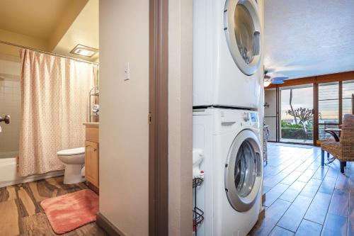 怀卢库106 Milowai的房屋内的浴室设有洗衣机和烘干机