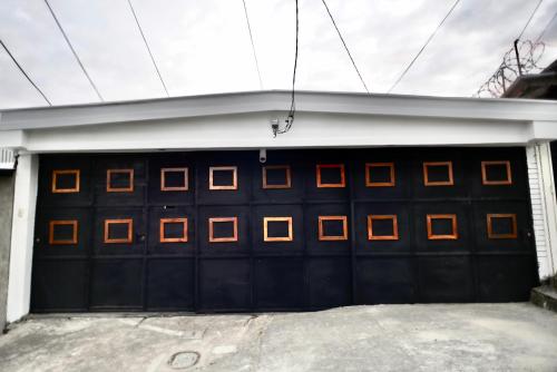 圣萨尔瓦多Casa Xunaan Kab的车库门,上面有橙色的广场