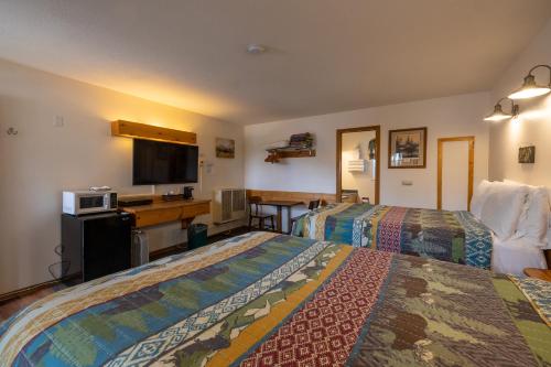 库克市Elk Horn Lodge的酒店客房设有两张床和一台平面电视。