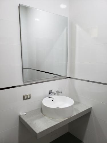 丘林Condominio La Curva的一间带水槽和大镜子的浴室