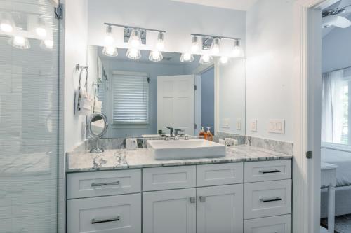 基韦斯特Tropical Retreat的白色的浴室设有水槽和镜子