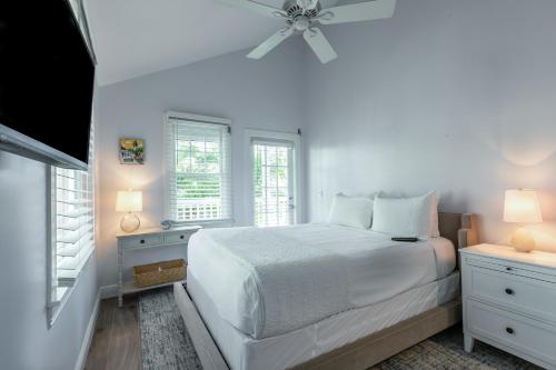 基韦斯特Tropical Retreat的白色卧室配有床和吊扇
