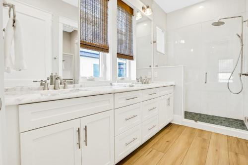 圣乔治岛Macon Memories的白色的浴室设有2个盥洗盆和淋浴。