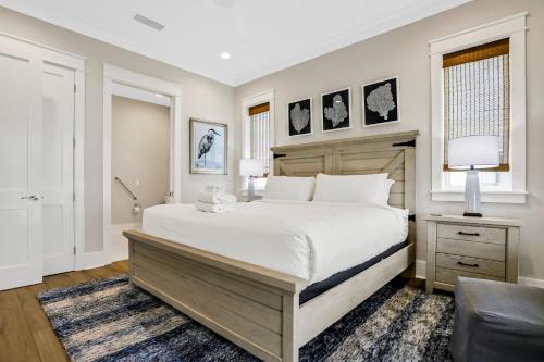 圣乔治岛Macon Memories的卧室配有一张白色大床和一把椅子