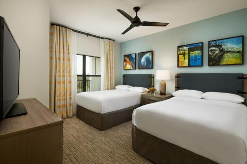 奥兰多Sheraton Vistana Villages Resort Villas, I-Drive Orlando的酒店客房设有两张床和一台平面电视。