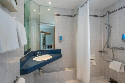 格拉斯哥快捷假日酒店 - 格拉斯哥 - 城市滨江CTR酒店的一间带水槽和淋浴的浴室