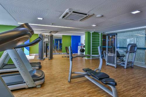 累西腓VISTA MAR BOA VIAGEM - BEACH CLASS EXECUTIVE的一间健身房,里面设有跑步机和椭圆机
