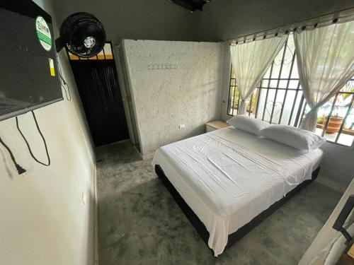 里韦拉villa vale Rivera Huila的一间设有床铺的卧室,位于带窗户的房间内