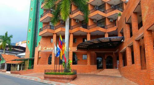 伊瓦格莫拉莱斯国际酒店及会议中心的前面有两面旗帜的建筑