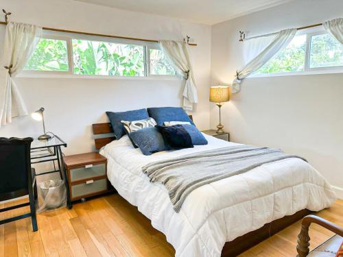 洛杉矶Charming 3BR House - Hal-UC的一间卧室配有一张带蓝色枕头的大床
