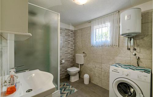 尼亚卢卡Gorgeous Home In Tankaraca With Wifi的一间带水槽和洗衣机的浴室