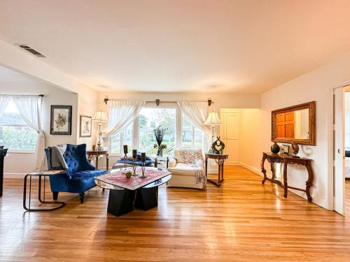 洛杉矶Charming 3BR House - Hal-UC的客厅配有沙发和桌子