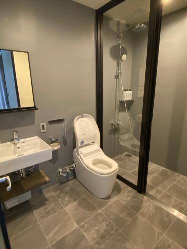 吉马Sky Blue Villa沖縄的浴室配有卫生间、盥洗盆和淋浴。
