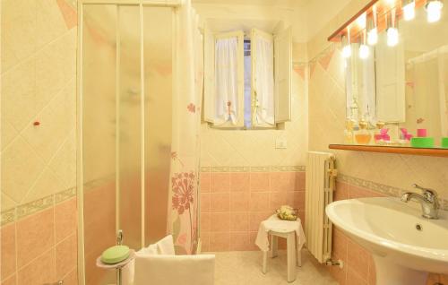 马萨罗萨Casa Le Vallette的带淋浴和盥洗盆的浴室