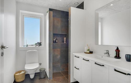 斯波斯比约Gorgeous Home In Rudkbing With Kitchen的白色的浴室设有卫生间和水槽。