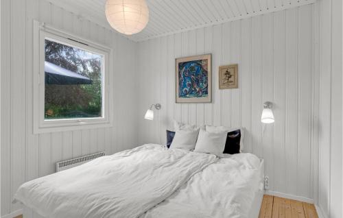 霍恩拜克2 Bedroom Pet Friendly Home In Hornbk的白色的卧室设有一张大床和一个窗户