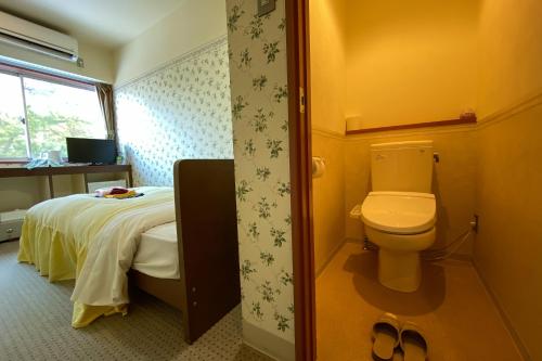 京丹后市大桥探戈温泉旅馆的一间带床和卫生间的浴室