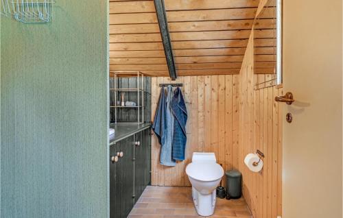 勒兹比Amazing Home In Rdby With Wifi的一间带卫生间和木墙的浴室