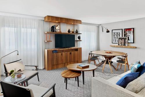 巴黎星辰艾美酒店的客厅配有沙发和桌子