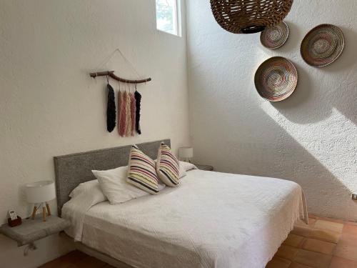 AlpuyecaCasa Tabachin的一间卧室配有带白色床单和枕头的床。