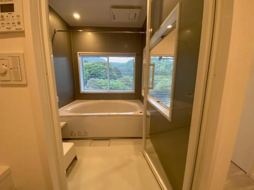 长滨市Ayu House - Vacation STAY 03971v的带淋浴的浴室和窗户。