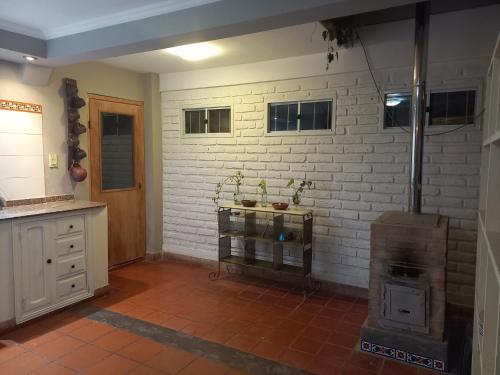 萨尔塔imanalla的厨房设有砖墙和炉灶。