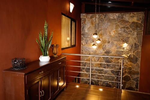 昆卡Apartamento con jacuzzi y Parqueadero的石墙间内的步入式淋浴间